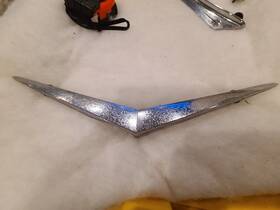 3722234 1956 Chevrolet V8 Emblem Oem Gm Original #3722234 Bolts
