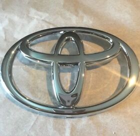 75311-04040 2001-2004 Toyota Tacoma Front Grille Emblem Chrome Genuine Oem Part