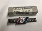 62897-3m600 Nissan Lucino Grille Emblem Oem