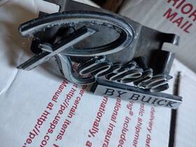 1261386 Buick 1979 1980 1981 Riviera Grille Emblem Nameplate Badge Oem