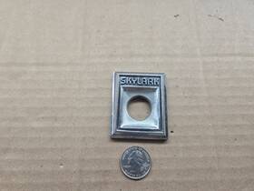 20131551 Buick Oem Skylark Rear Trunk Key Hole Emblem Badge Logo Nameplate Name