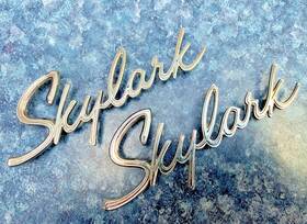 4420108 Buick Skylark 2 Chrome Metal Scripts/emblems 5-3/8 Inch 4 Flat Posts Vg/exc