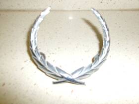 1600919 Cadillac 1975 1976 Fleetwood Front Header Panel Wreath Ornament Oem