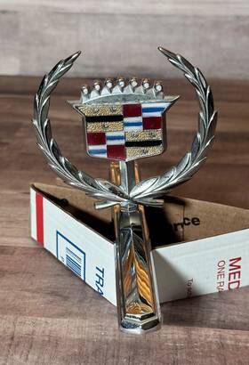 1602288 Cadillac 1973-1978 Wreath Hood Ornament With Base
