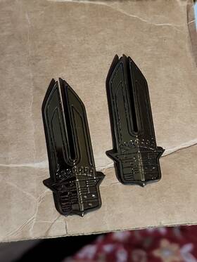 16502570 Cadillac 1980-1989 Deville Fleetwood Nos Pair Gold Taillight Emblem Gm
