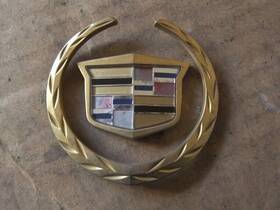 25767581 Cadillac Wreath 2005-11 Rear Lid Gold And Crest Emblems