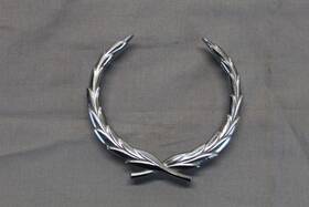 1604429 Cadillac 3633924 Original 1974-80 Hubcap Wreath Emblem Stamp