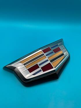 84227272 Cadillac Oem 2018 - 2020 Xt5 Grille Emblem Without Camera Cutout Badge Logo