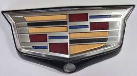 84227273 Cadillac 2020-2024 Xt5 Grille Emblem With Camera Cutout Gm Oem Part No