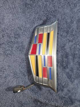 84421553 Cadillac Nice Oem 2018 2019 Xts Rear Hatch Decklid Closure Release Emblem Badge