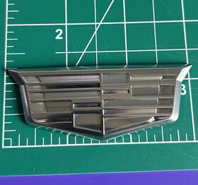 84459652 Cadillac 2019-2025 Xtf Front Right Fender Side Chrome Emblem
