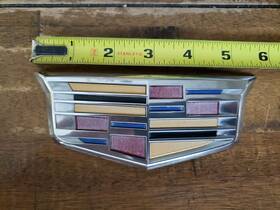 23157691 Cadillac 84683022 Cadiliac Rear Tailgate Liftgate Crest Emblem