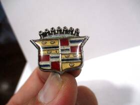 12334-4 Cadillac Eldorado 1972 Hood Crest And Wreath 2 Piece