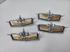 1-52631-20 Chevrolet Vintage 80s 90s Chevy Caprice Sail Header Fender Gold Chrome Badge Oem