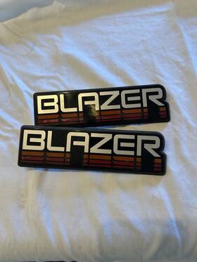 15592824 Chevrolet 1982-1990 Inch Blazer Plastic Fender Emblem - P/n As Removed