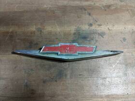 3763798-c1 Chevrolet 1960-1961 Truck Hood Emblem Used Oe V8 Bowtie Chrome 2 Mount 3763798