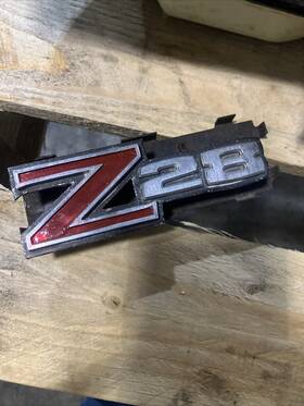 3990418 Chevrolet 1972 Camaro Z28 Front Grille Emblem Used P/n