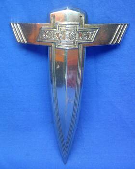 4689 Chevrolet Vintage 1938 Grille Emblem