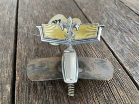 72333kbc Chevrolet 1977-79 Caprice Classic Hood Ornament Oem 1978 1979 77 78 Bracket