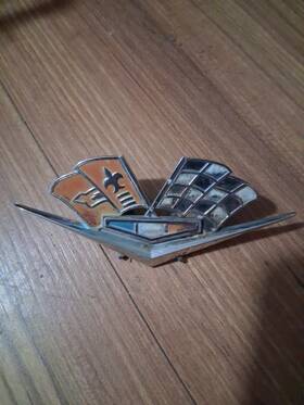 P-3792000 Chevrolet Vintage 1960s Chevy Corvette Front Side Fender V Crossed Flags Emblem