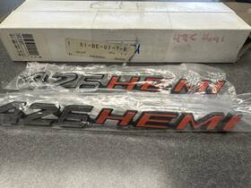 01-be-01-7-b Chrysler Oem Challenger 70-71 426 Hemi Shaker Hood Emblems Pair New