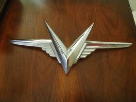 1373396 Chrysler 1951 1952 1953 1954 Imperial Hood Ornament Emblem V