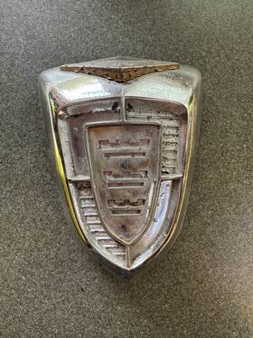 1598602 Chrysler 1956 Windsor Trunk Emblem Ornament