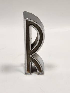 1686533 Chrysler 1957 Windsor New Yorker Hood Emblem Letter R / Chrome Oem 68991