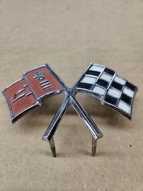 3859046 Corvette 3872929 Original Gm 1965 1966 Front Nose Crossed Flags Emblem