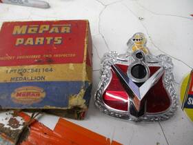 1541164 Dodge Nos 1954 Meadowbrook Hood Grille V8 Emblem Chrome And Plastic