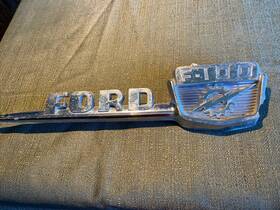 1005954 Ford 1959 F-100 Lightening Bolt And Gear Fender Spear Emblem