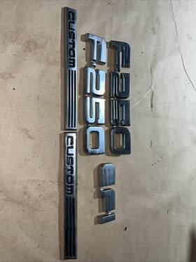 1226865 Ford 1987-91 F250 Custom Name Plate Emblem Set