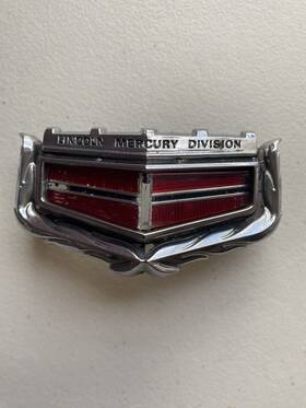 343aa Ford 1970s Lincoln Mercury Division Front Header Emblem D1mb 8b