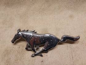 08-0zb-87a224 Ford 68113 Mustang Emblem # Used Box #c8-zb-8a 224 A Fomoco Signs Of Pitting