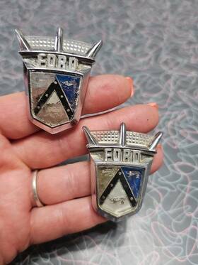 Bn-7925666-b Ford Mid/late 1950s Car Emblems Crown Victoria Side Panel Crest Badges