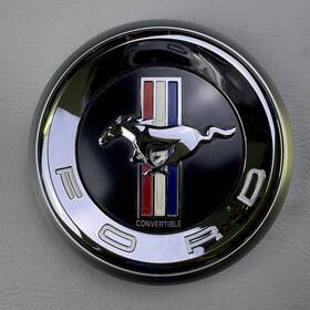 Br3z-7642528-c Ford 10-14 Mustang Convertible Rear Trunk Lid Emblem Badge Oem