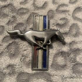 C4zb-15c229 Ford Mustang Right Hand Front Fender Emblem Oem 1964 1965 1966 Rh