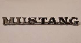 C57b-16098-c Ford 1964-1966 Mustang Fender Emblem - P/n One Pin Single