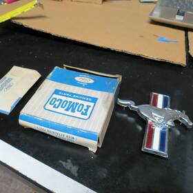C5zz-16229-a Ford Nos 1965 -66 Mustang Rh Passenger Side Running Horse Medallion Emblem