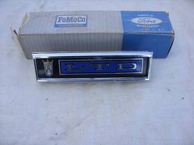 C7az-8213-a Ford 1967 Ltd Grille Emblem