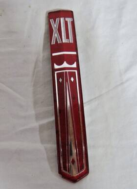 D37b-8216-aa Ford 1973-1976 Truck F100 F150 F250 Xlt Grille Emblem Ranger - Back