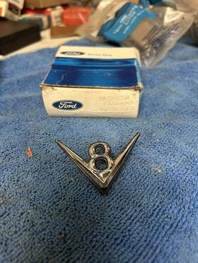 D5zz-16228-a Ford 1975 Mustang Ii Nos V8 Front Fender Emblem