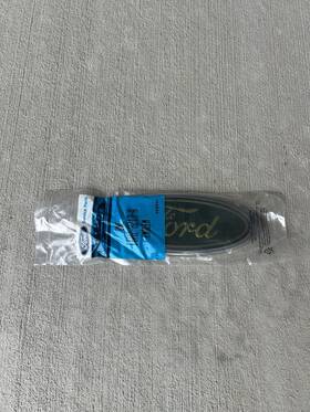 E6hz-8213-a Ford 1986 Nos L-series Front Grille Blue Oval Emblem