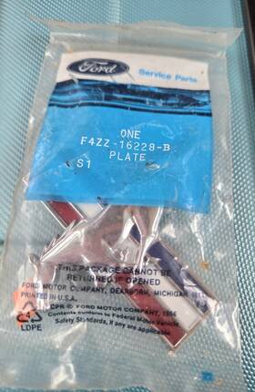 F4zz-16228-b Ford Nos 94 Mustang 95 - 98 Tri-bar Horse Emblem F4zz 16228 B. Oem