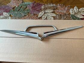 Vf-567 Ford 1956 Fairlane Trunk Deck Lid Inch V Emblem - Never Mounted