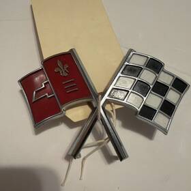 3872829 General Motors Corvette 1965 - 1966 Original Boxed Nos Nose Emblem