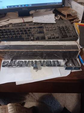 3981858 General Motors Nos Gm 1971-1976 Chevrolet Inch Chevy Van 20 Left/rright Fender Name Plate