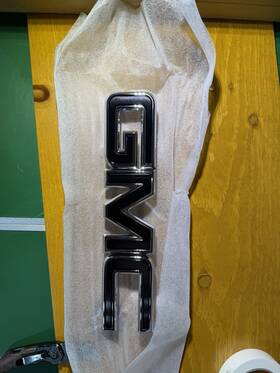 84416280 General Motors Genuine Oem Gm 2018-2021 Gmc Terrain Grille Emblem In Black