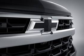 86539792 General Motors 2022-2025 Silverado 1500 Front Bowtie Chevrolet Logo Emblem In Black Oe