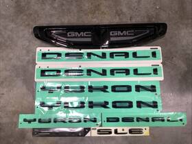86543264 General Motors New Oem 2021-2024 Gmc Sierra Yukon Black Inch Denali 17ft Liftgate Emblem